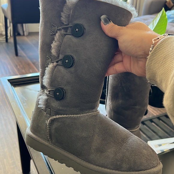 Gray UGG with side buttons - Picture 4 of 4